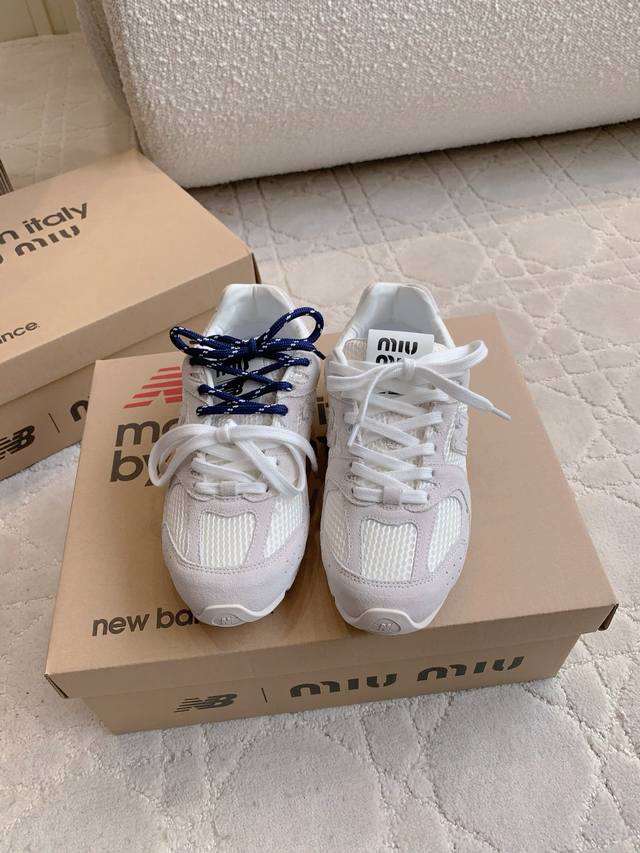 绒面 皮面 Miu X Newbalance 合作款运动鞋 神来之鞋 上脚太好看啦 闭眼入 各种穿搭都能驾驭 配色好美 尺码35-39 40定做