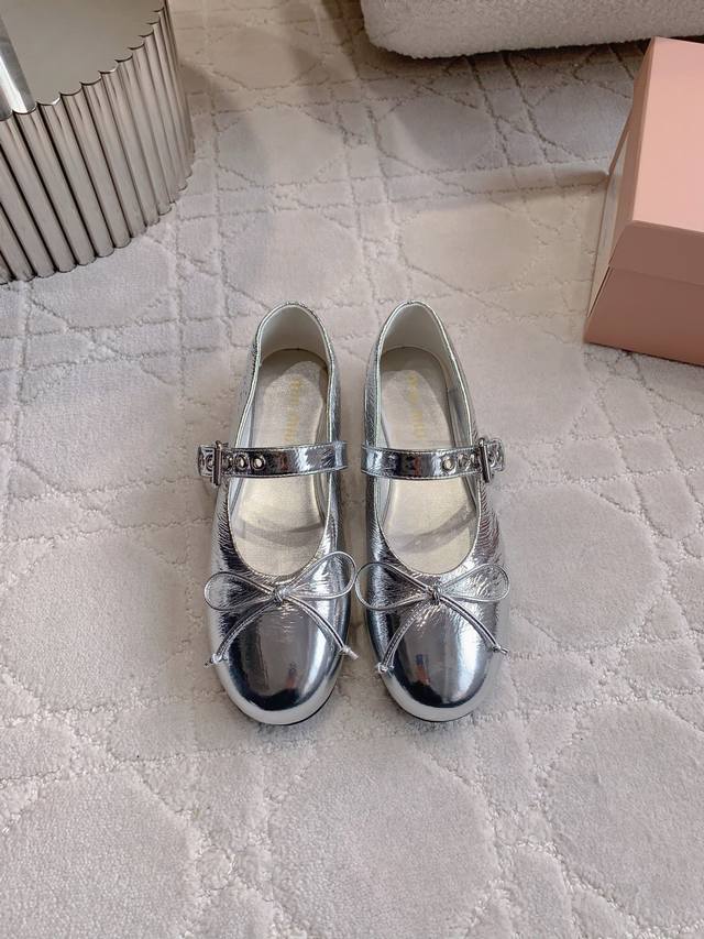 出厂价p Miu新款蝴蝶结玛丽珍单鞋 复古又时髦的单品 非常修饰脚型 舒适百搭款 鞋面小牛皮 内里垫脚羊皮 原版开模大底 尺码35-39 40 41定做