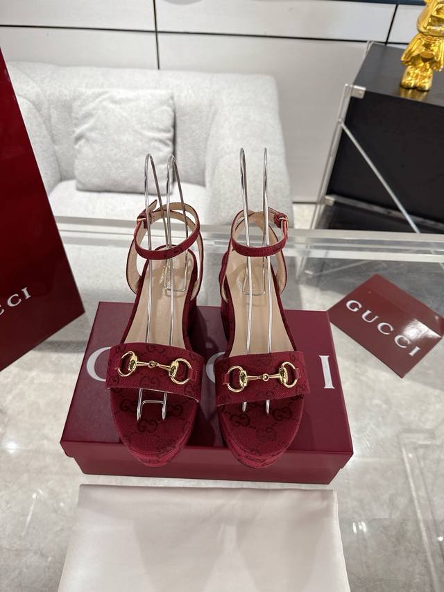 新款Gucci 马衔扣系带厚底高跟凉鞋 标志性的马衔扣定义了这一双皮凉鞋 皮革鞋底和可调节的踝部闭合设计完善了风格 增强了其现代精神 跟高 8Cm 码数 36-