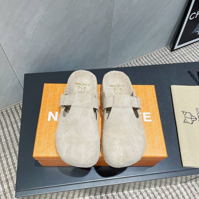 出厂: 独家顶级版本 nakedwolf*25Vs夏季最新休闲鞋系列 圆头厚底半拖鞋 nakedwolf*E 耐德 沃夫是一家伦敦时装设计师品牌 狼头的知名标识