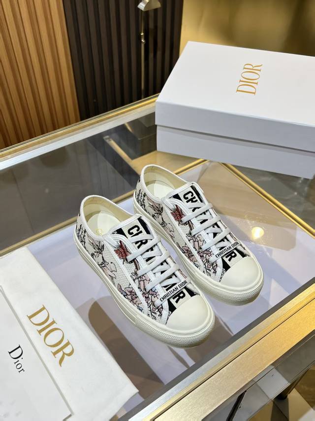 元 2025年Walk N Dior刺绣中帮休闲鞋上新啦 在时尚的舞台上 Dior刺绣鞋是当之无愧的主角 细腻的针法游走于鞋面 每一针都倾注了匠人的心血 每一线