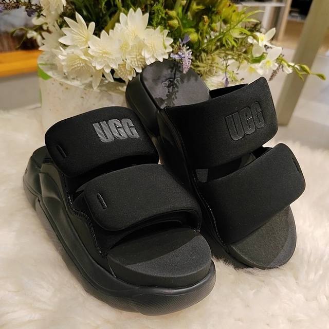 Ugg 25夏季新品云朵厚底拖鞋 的踩屎感 让你踩在之上出门穿它美翻了 5 厚底高**拉长腿部线条 长裤 短裙轻松拿捏 夏天穿搭的不二之选 大底 采用Eva发泡