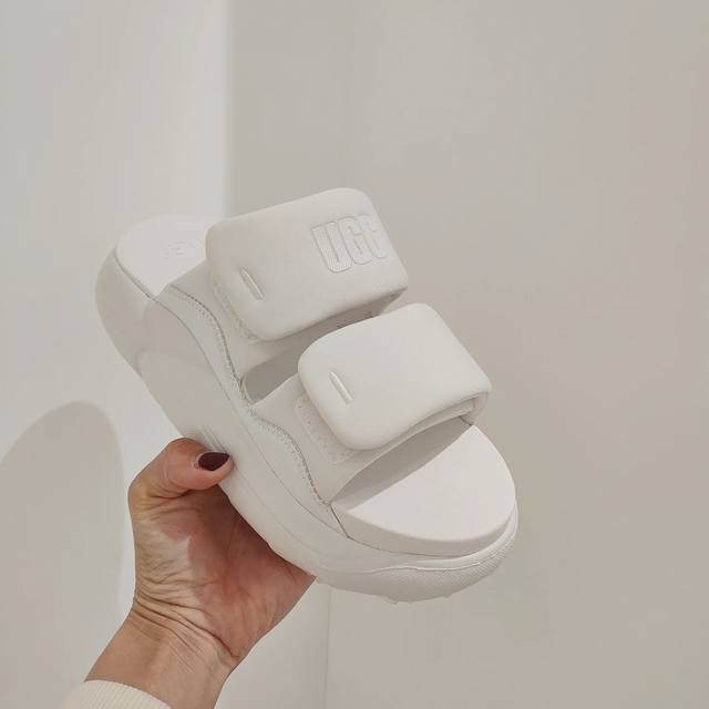 Ugg 25夏季新品云朵厚底拖鞋 的踩屎感 让你踩在之上出门穿它美翻了 5 厚底高增高拉长腿部线条 长裤 短裙轻松拿捏 夏天穿搭的不二之选 大底 采用Eva发泡