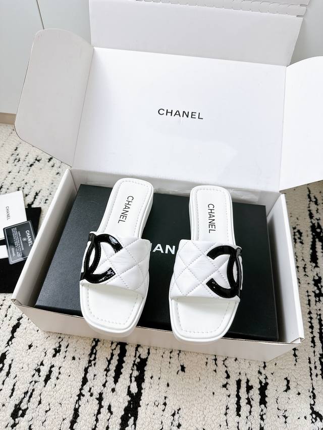 Chanel香奈儿25 A夏季新款康鹏鞋 熊猫配色拖鞋 专柜同款品质 每年必入的经典款来啦 拼色大双C Logo+牛皮菱格纹 高级感拉满 羊皮内里超柔软 橡胶鞋