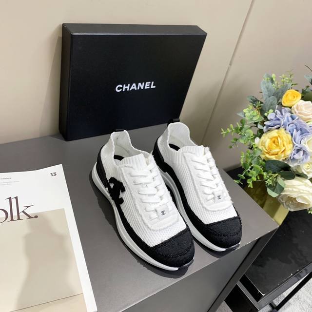 出厂价pp Chanel 小香早春熊猫鞋系带运动鞋系列 专柜人气火爆款 专柜第一眼看到闭眼打包 作为非常Fashion的我肯定要入的 颜色都让我为之心动真的让我
