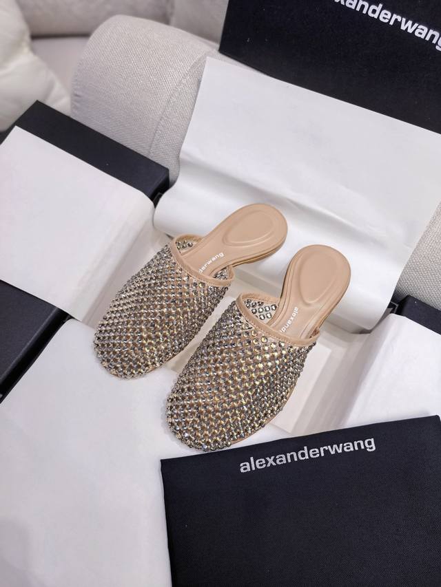 上新Alexander Wang 大王Aw铆钉包头拖鞋 购入Zp对比做货 市面最高版本原厂开发出货请区别于市场Low版 当工业朋克遇见慵懒主义 每一颗铆钉都是打