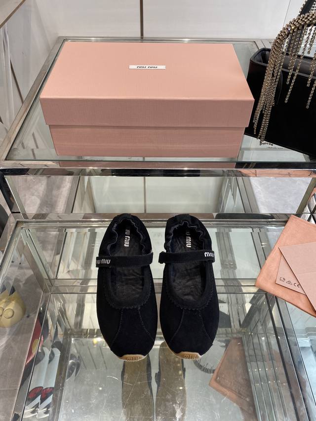 Miu Miu 缪缪 25Ss新款 德训鞋 芭蕾跳舞鞋 鞋面设计立体豆豆绣简单很随意不羁 复古颜值满分 又能体现单宁美感 整双鞋子设计简约时尚 上脚非常轻便而且