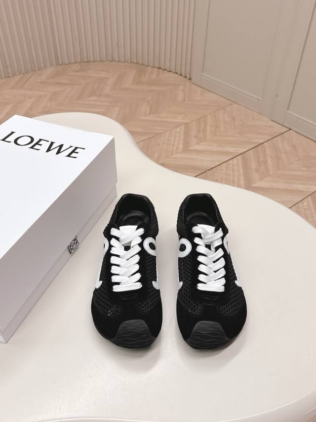 出 罗意威Loewe 2025 网面款德训鞋 超级棒 不对称鞋头造型 作为Loewe的标志性设计 超柔软 轻便且灵活的鞋底 新的波浪纹理橡胶外底 延伸至鞋头 升