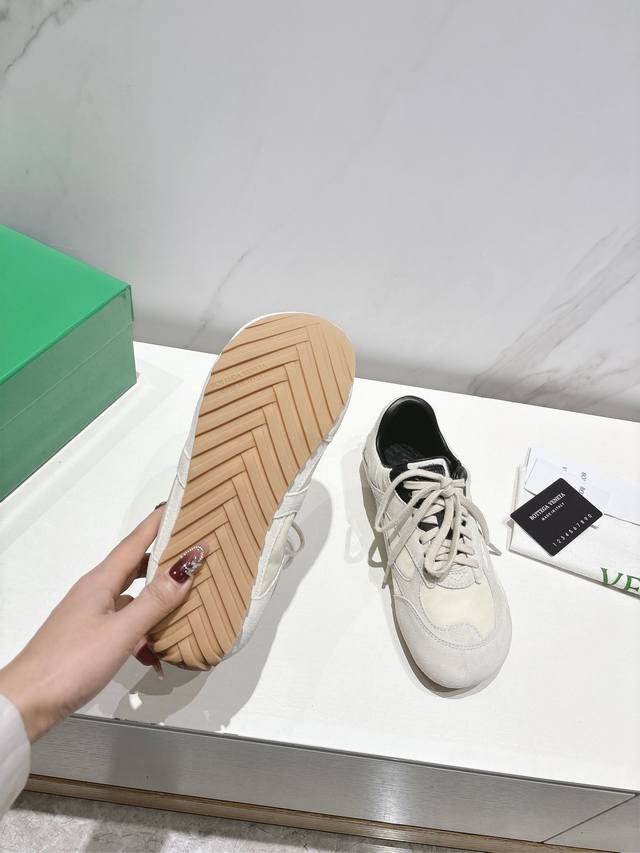女款 男款260 Bottega Veneta 全新Orbit系列 当复古美学遇见未来感设计 葆蝶家 最值得入手的运动鞋来啦 以90年代自由精神为灵感 将品牌经