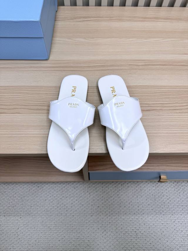 prada 普拉达25春夏新款交叉凉拖鞋 最新走秀款 经典升级 舒适度与时髦度并存 圆头设计搭配不同风格需求 鞋面 漆皮 内里: 原版定制羊皮内里 牛皮垫脚 大