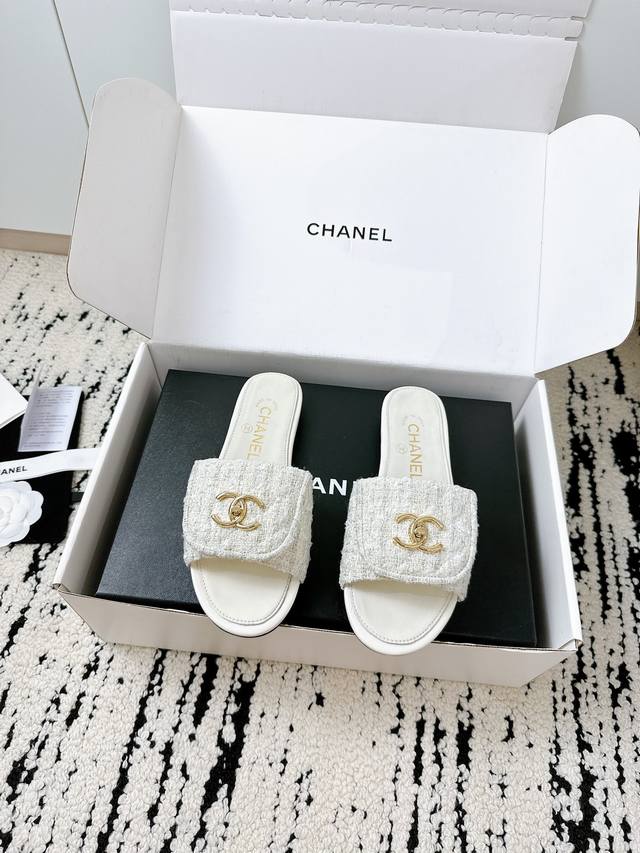Chanel 25 A新款 代购级菱格拖鞋 **小香风平替 不 这是原版定制 ** 春夏必入的优雅凉拖 上脚秒变人间香奈儿 高级菱格纹+经典书包扣设计 随手一拍
