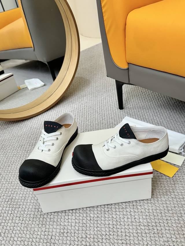 工厂p批p Marni25Ss 新款小可爱大头鞋 太萌了 2025春夏新品的Cotton Wave男女同款大头鞋 延续了品牌一贯的简约与时尚风格 设计灵感来源于