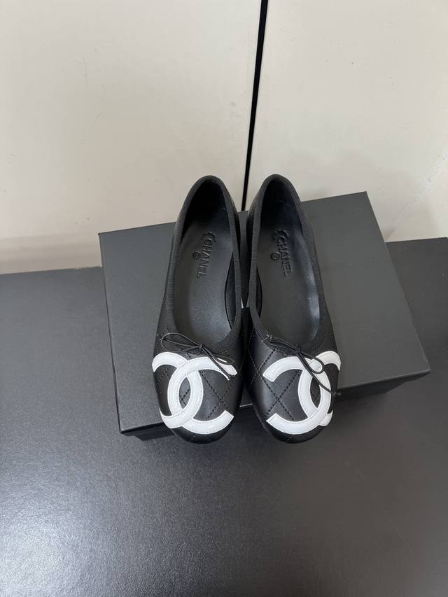 Chanel香奈儿25p新品蝴蝶结芭蕾舞娃娃鞋 小香原版1:1复刻 经典中的经典 无论搭配裤装还是裙装都是完美 小圆头的设计很好的修饰脚型 小仙女们必备 鞋面采