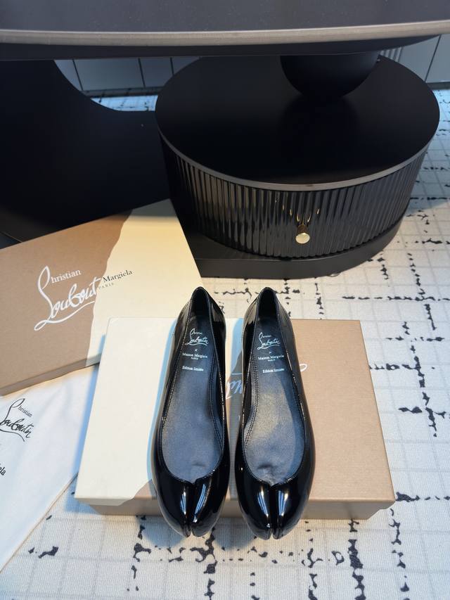 cl X Maison Margiel* 25Ss分趾平底单鞋 maison Margiela 与 Christian Louboutin 推出首个联名鞋履系列