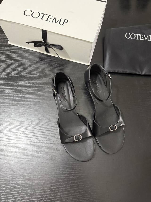 cotem* 新品 尽显低调奢雅 简约一字带设计 搭配精致金属扣 恰到好处地点缀 时髦感不彰自显 流畅线条贴合足部曲线 既有时尚态度 又不失舒适随性 是能轻松提