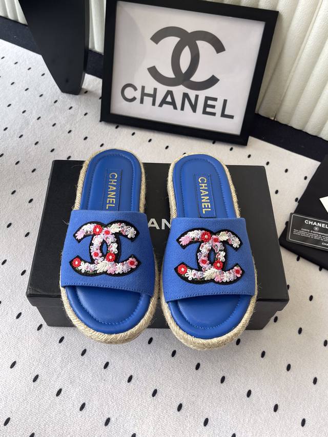 Chanel新款夏季拖鞋 夏天一定要入的凉拖系列 厚底在拉长腿方面真的Yyds 百搭舒适 鞋面采用进口高密度布 内里垫脚是丝绸羊皮 原版开模橡胶大底 码数 35