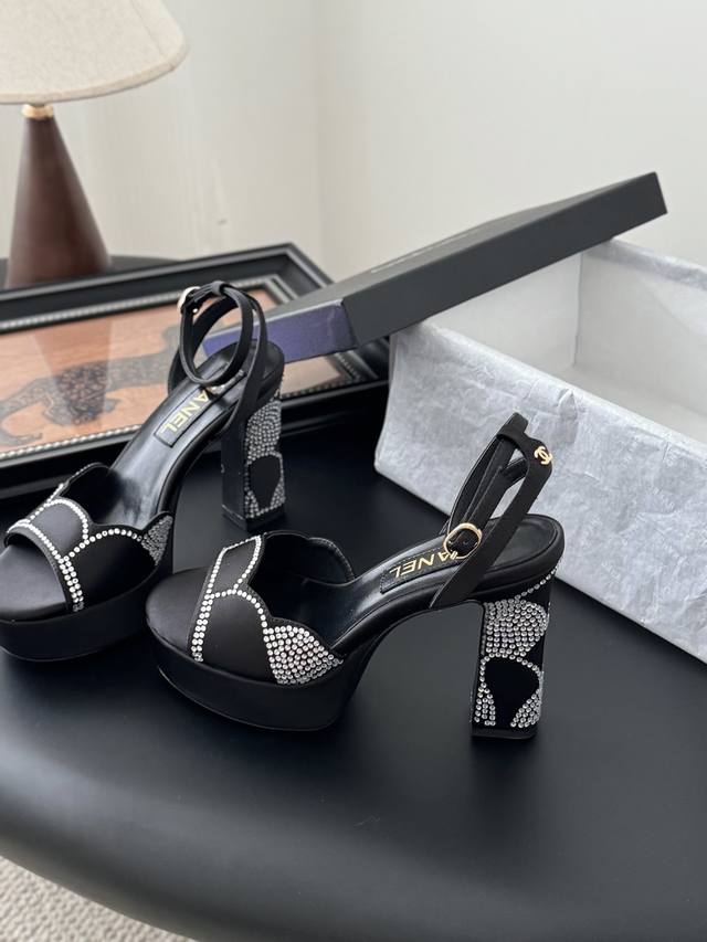 Chanel25K早春系列防水台烫钻凉鞋 新款抢先发售 原版烫钻工艺 内里垫脚羊皮 真皮大底 size:35-39 其它码数定做