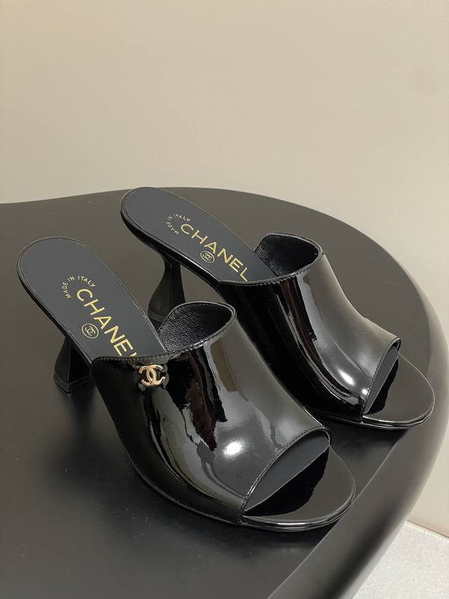 chanel 2026早春度假系列爆品小香双C扣鱼嘴蜜儿高跟拖鞋小矮跟凉拖鞋 简约时尚 整体采用穆勒鞋款式 这种鞋型没有鞋带或复杂的固定结构 穿脱方便 同时展现
