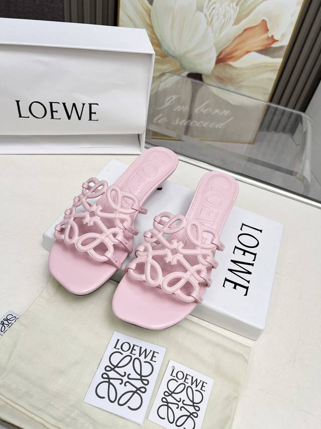 loewe 罗意威夏日度假系列持续预热中 特推出小猫跟 配上连衣裙去度假太仙了 牛皮面料 跟高4.5厘米 7色热卖中 35-43像胶底 皮底