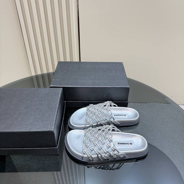 厂价 jilsander 吉尔桑达25Wf春夏 渔网编织镂空拖鞋 太佩服设计师这一季的计设了 一双刻着时髦两字的单鞋 可文艺可时髦 穿搭率实在太高了 镂空编织设