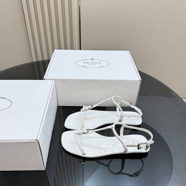 厂价 prada 普拉达25Wf春夏新品凉鞋 简约即时髦 松弛的高级感 感受夏日感高级穿搭~ 面料采用原版定制皮料 内里垫脚均为混种羊皮 意大利进口牛皮大底 s