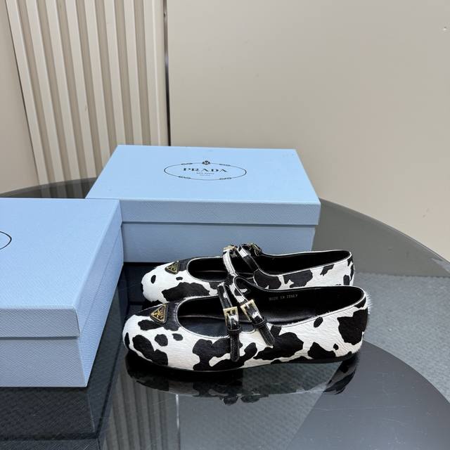 顶版 带飞机盒 prada 普拉达经典三角标 豹纹玛丽珍鞋 街头辣妹风 造型感很强 高级感All Black颜值 欧美时尚 四季必备款 日常随心搭配裙子 裤子