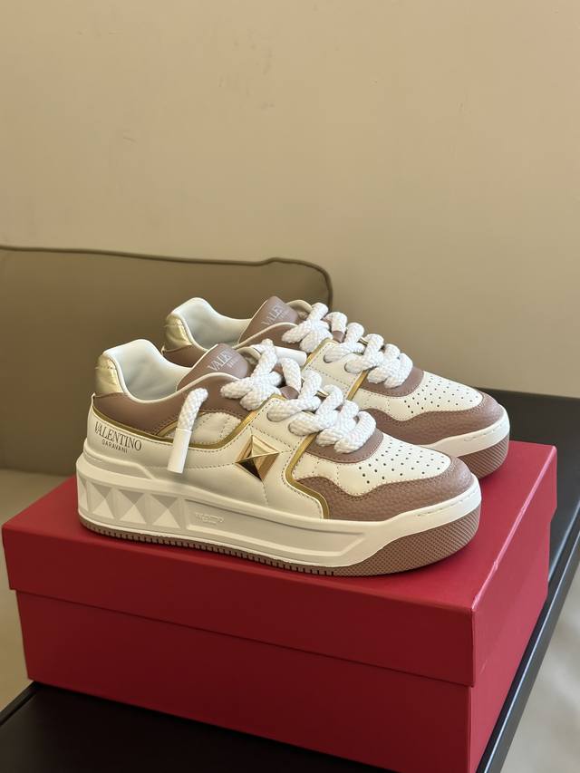 出厂 valenti No Fw23 New Arrival v价 One Stud运动鞋秋冬新配色 老花面料搭配皮革 质感拉满的节奏 舒适好穿 增高效果满分