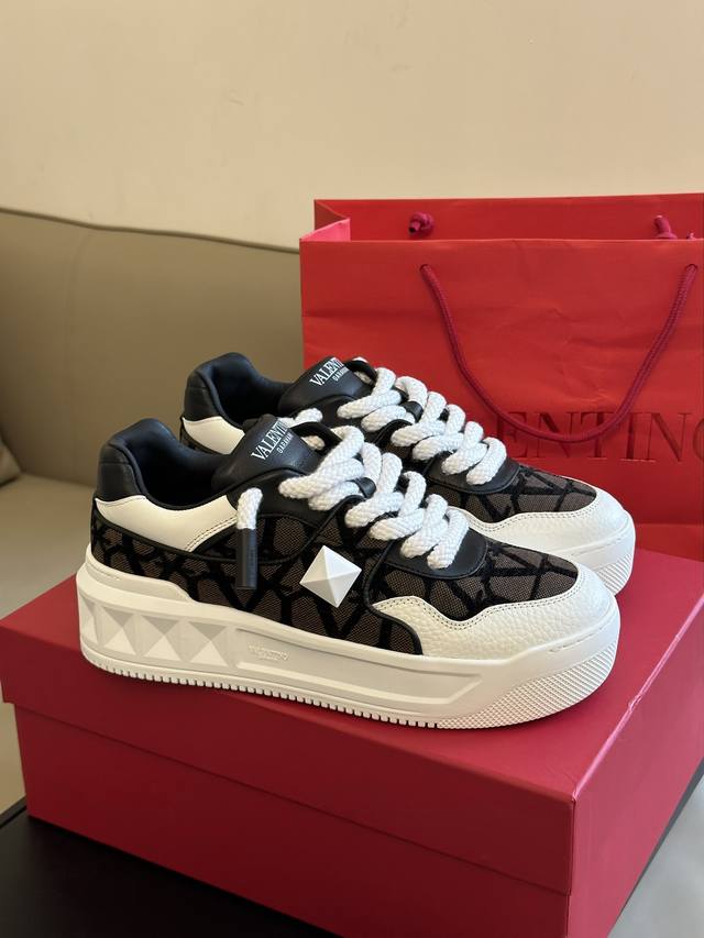 出厂 valenti No Fw23 New Arrival v价 One Stud运动鞋秋冬新配色 老花面料搭配皮革 质感拉满的节奏 舒适好穿 增高效果满分