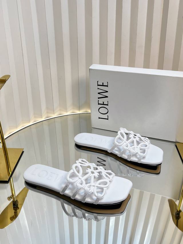 Loew* 罗意威 25Ss 春夏新品 拖鞋 疯狂种草简约设计感觉更干净优雅 让你念念不忘 颜色也很耐看漂亮 上脚瞬间气质十足气场 简直无敌帅气有型 鞋面采用牛