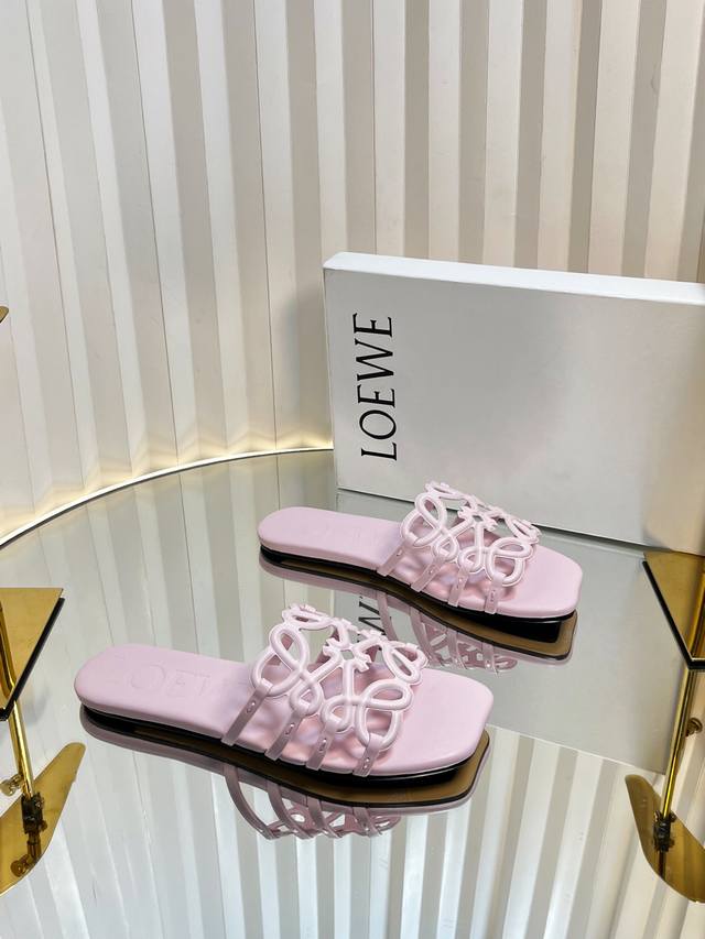 Loew* 罗意威 25Ss 春夏新品 拖鞋 疯狂种草简约设计感觉更干净优雅 让你念念不忘 颜色也很耐看漂亮 上脚瞬间气质十足气场 简直无敌帅气有型 鞋面采用牛
