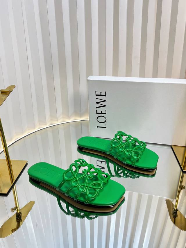 Loew* 罗意威 25Ss 春夏新品 拖鞋 疯狂种草简约设计感觉更干净优雅 让你念念不忘 颜色也很耐看漂亮 上脚瞬间气质十足气场 简直无敌帅气有型 鞋面采用牛