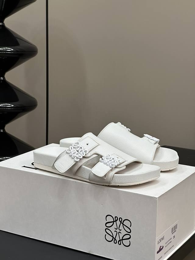 女 男 p Loewe Ss24 New Arrival l家24春夏水台拖鞋 鞋底造型很别致呀 舒适度漏眼可见 小牛皮鞋面 包裹水台的也是同种牛皮 非常舒适养