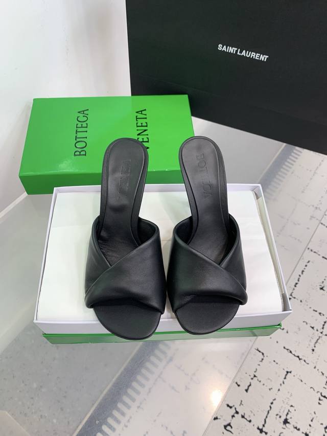 Bottega Venetabv Blink系列高跟凉拖鞋 Ins 小红书巨多网红明星上身 真的太美了高级穿着又仙女 简约时髦又有设计感而且非常非常好穿 特别是