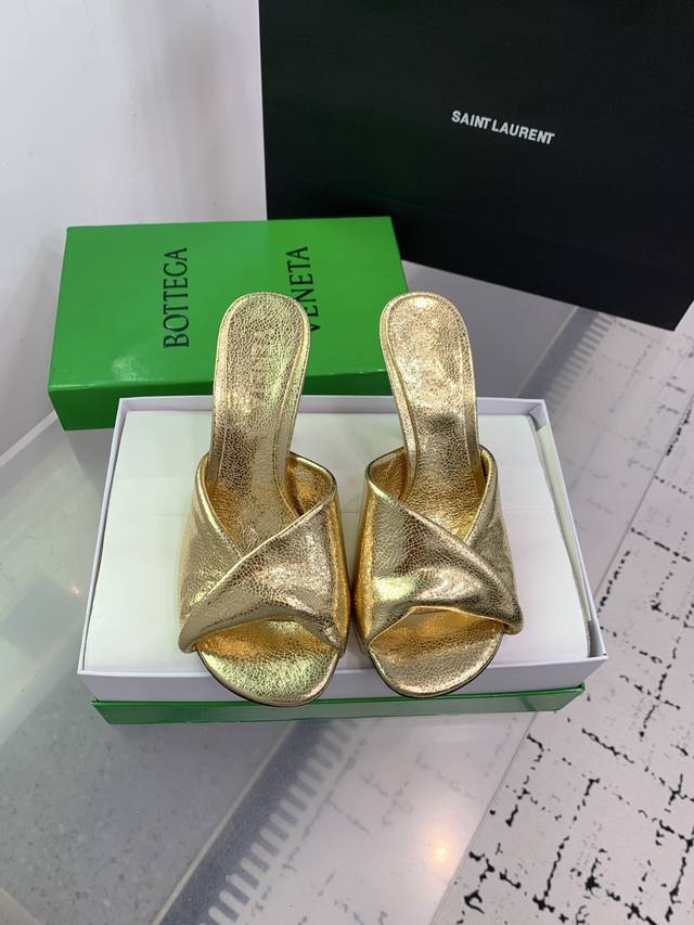 Bottega Venetabv Blink系列高跟凉拖鞋 Ins 小红书巨多网红明星上身 真的太美了高级穿着又仙女 简约时髦又有设计感而且非常非常好穿 特别是