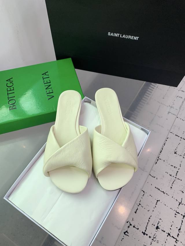Bottega Venetabv Blink系列凉拖鞋 Ins 小红书巨多网红明星上身 真的太美了高级穿着又仙女 简约时髦又有设计感而且非常非常好穿 特别是高跟