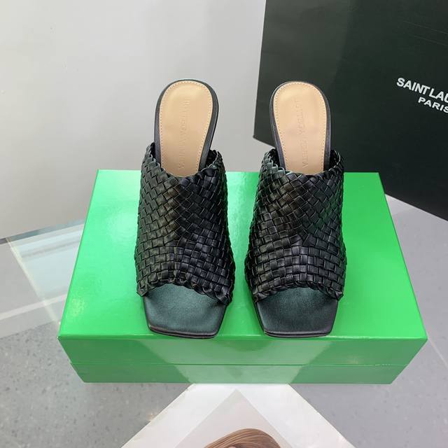 出厂: Bv Knot编织系列金属跟高跟拖鞋 这款方头拖鞋简直Bv最新天花板啦 金属麻花跟 为了稳固耐穿特意采用特殊工艺 上脚耐穿 舒适 简约一块皮6毫米抽条