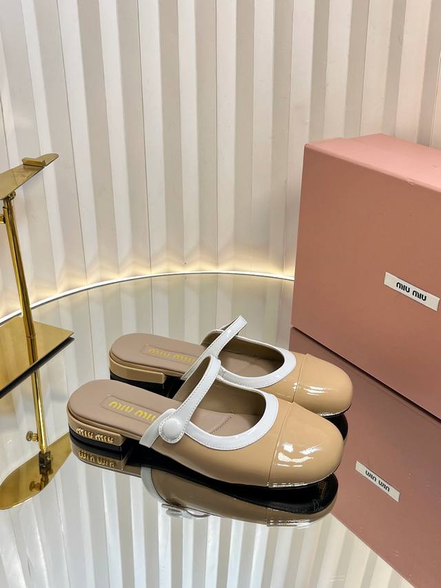 独家新品Miumiu Ss25 New Arrival miu家2025春夏玛丽珍半拖新品 光泽牛漆皮鞋面一字带 鞋跟金属Miumiu logo饰以点缀 细节质