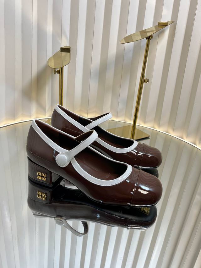 独家新品Miumiu Ss25 New Arrival miu家2025春夏粗跟玛丽珍新品 光泽牛漆皮鞋面一字带 鞋跟金属Miumiu logo饰以点缀 细节质