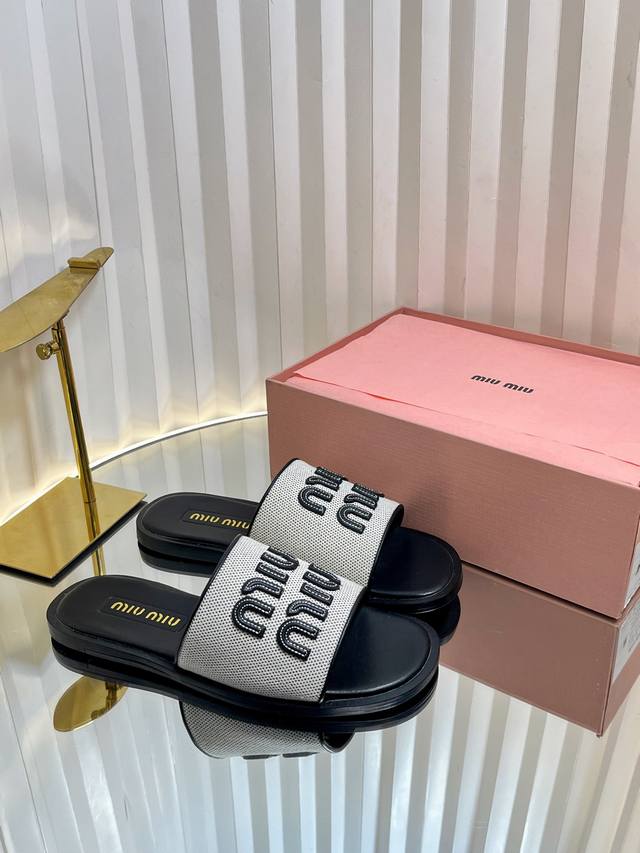 Miumiu缪缪春草编拖鞋 miumiu平底微标凉鞋拖鞋简约大气时髦耐看不过时是时尚圈永不退潮的经典所在 复古的英伦风格 让你穿出不一样的气质 面料 1:1草编