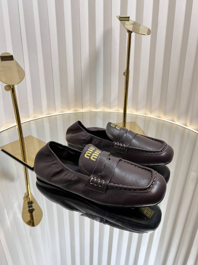 Miu Miu 24Ss秋冬季 布洛克方头乐福鞋 这款布洛克鞋线条简约设计经典 饰以Miu Miu徽标搭扣等金属细节 后松紧设计可踩脚一脚蹬 鞋面采用了进口 胎