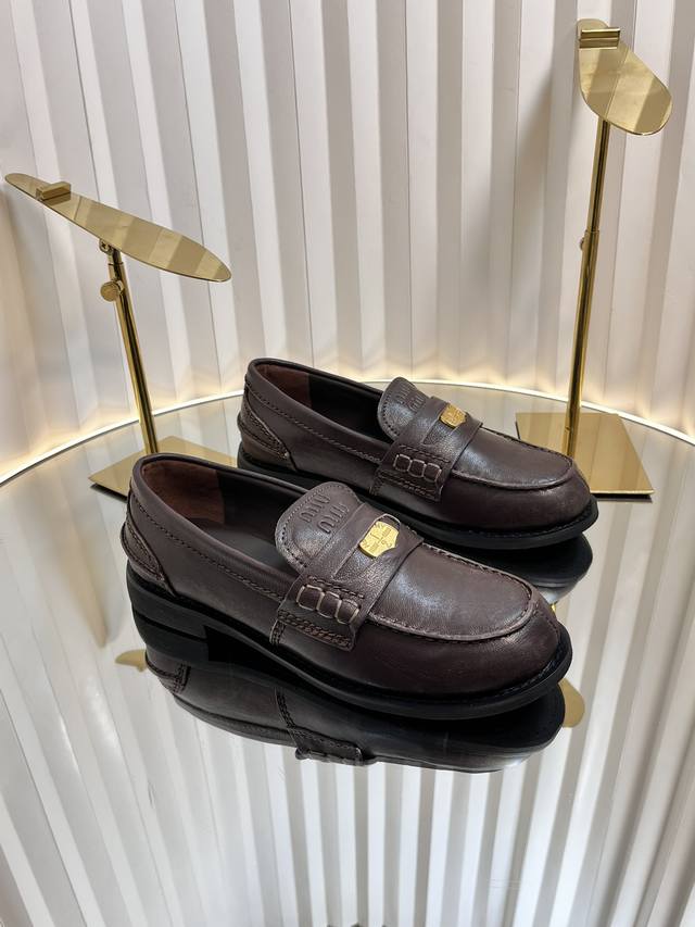 独家新品Miu Mi* 25 新款做旧钱币乐福鞋 今年Miu简直是火爆了 经典的乐福鞋 百搭时髦 复古做旧的款式 今年超火 拉腿型拉身高 专柜新款厚底加持 轻松