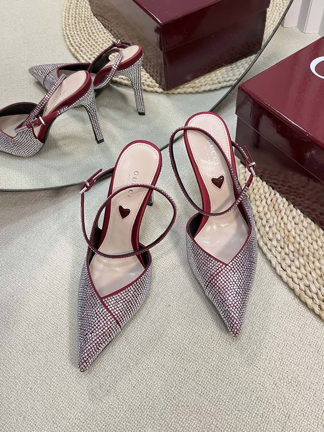 Gucci 24Ss春夏新款 G家尖头满钻交叉V型系列 经典再现 简约设计高雅品质 鞋面以真丝贴钻材料匠心打造 鞋面缀饰满钻绚亮眼 后带着釆用松紧带五金品牌扣设