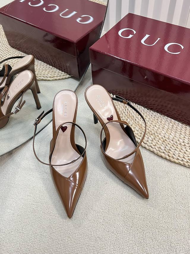 Gucci 24Ss春夏新款 G家尖头交叉V型系列 经典再现 简约设计高雅品质 鞋面以开边珠材料匠心打造 鞋面缀饰亮眼交叉小斜边的设计 后带着釆用松紧带五金品牌