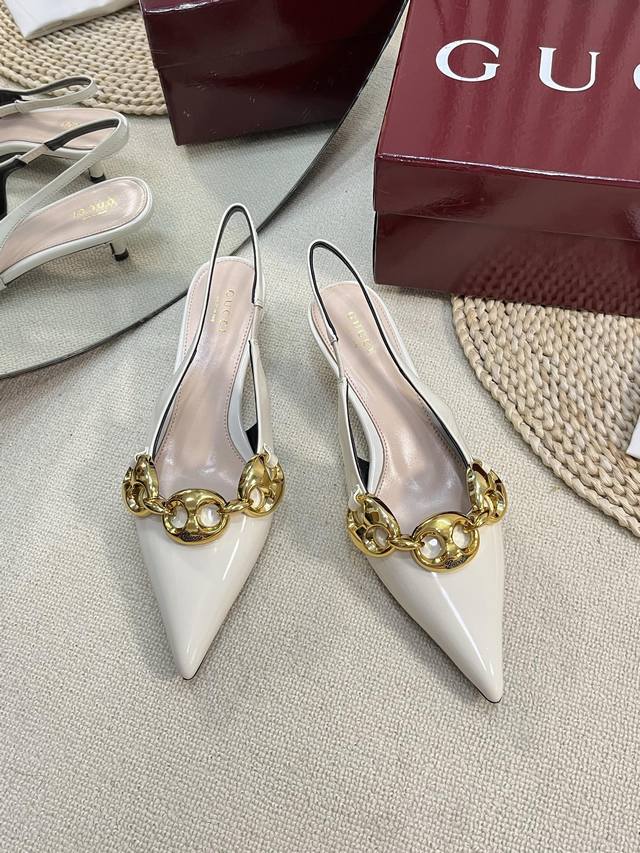 Gucci 24Ss新款 G家尖头新款圆扣型系列 经典再现 简约设计高雅品质 鞋面以羊漆皮3个五金圆扣材料匠心打造 鞋面缀饰亮眼的新款小猪鼻扣中间Logo 后带