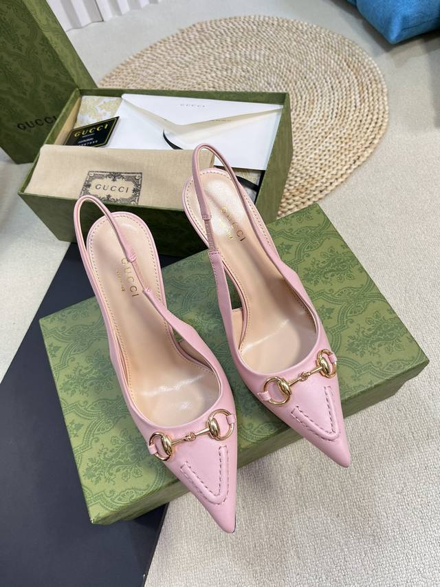 Gucci 24Ss春夏新款 G家尖头马衔扣V型系列 经典再现 简约设计高雅品质 鞋面以羊皮双G布材料匠心打造 鞋面缀饰亮眼的经典马衔扣 后带着釆用松紧带设计