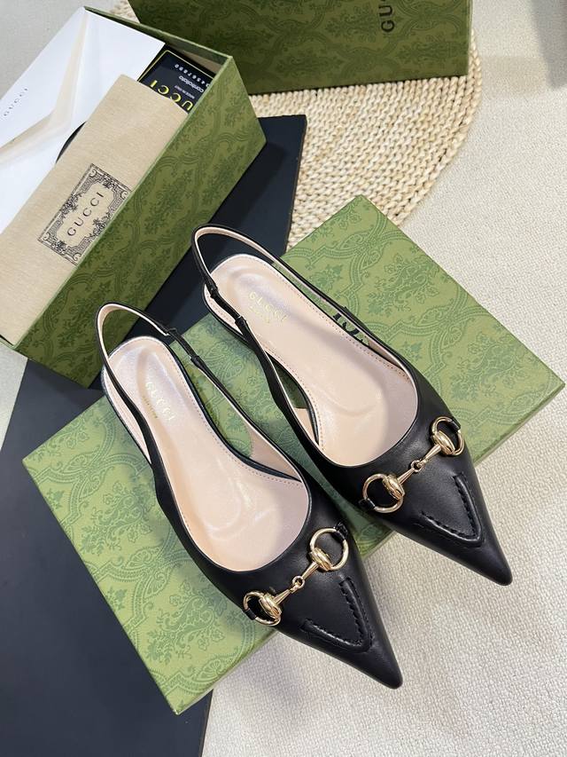 Gucci 24Ss春夏新款 G家尖头马衔扣V型系列 经典再现 简约设计高雅品质 鞋面以羊皮双G布材料匠心打造 鞋面缀饰亮眼的经典马衔扣 后带着釆用松紧带设计