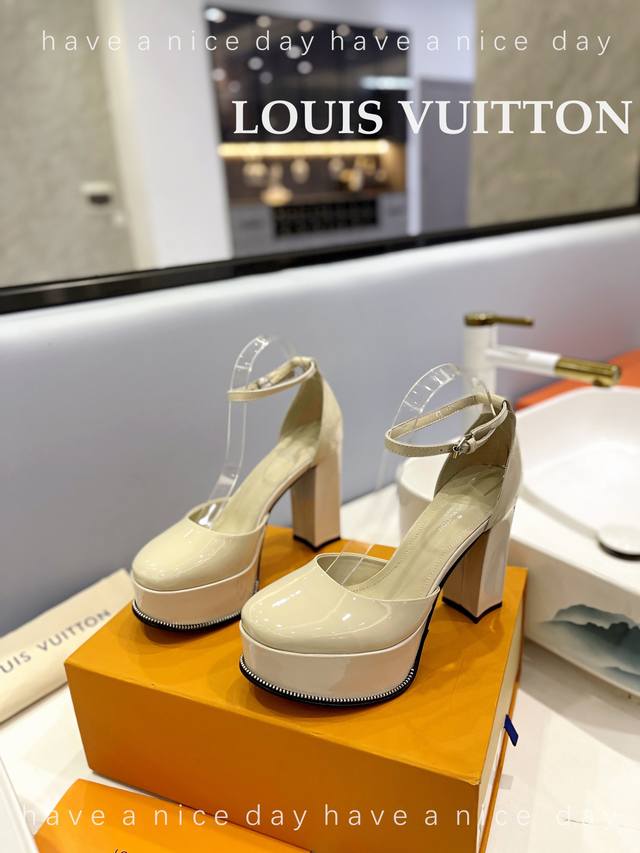 出厂 Loui& Vuitto&路易威登 法国代购新款驴牌 春夏首选 Lv欧美风时尚凉鞋 ++= 最新款路易威登传统硬箱的精巧标准品牌扣你前带简约大方 春夏新品