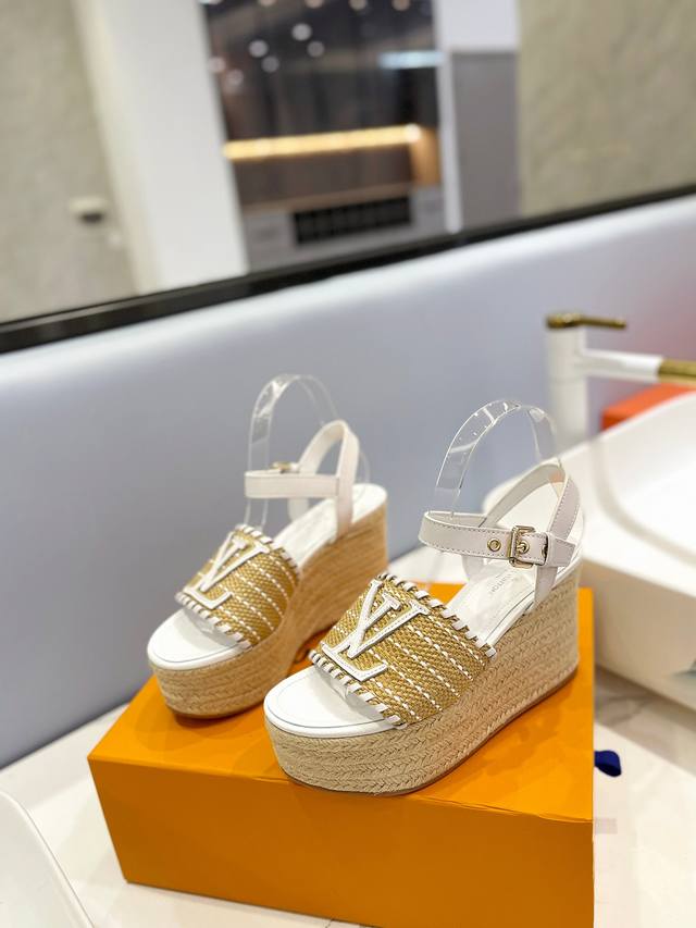 出厂 Louis *Uitton 独家新款新款发布会最新走秀款厚底凉鞋 香港原版购入一比一开模 今年的款式比去年增加了新原素 显得更为大牌 皮面款采用原版小牛皮