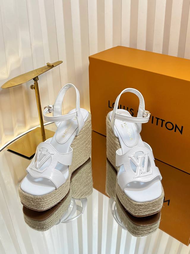 Lv 路易威登 25春夏新款 顶级版本原版一致 专柜主打最新款 Lv X Tm村上隆联名款麻绳坡跟凉鞋 硬货上新 代购级别 高级感十足 国内外博主刷爆的一款 复