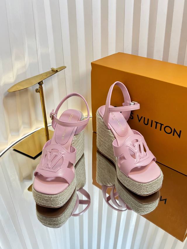 Lv 路易威登 25春夏新款 顶级版本原版一致 专柜主打最新款 Lv X Tm村上隆联名款麻绳坡跟凉鞋 硬货上新 代购级别 高级感十足 国内外博主刷爆的一款 复